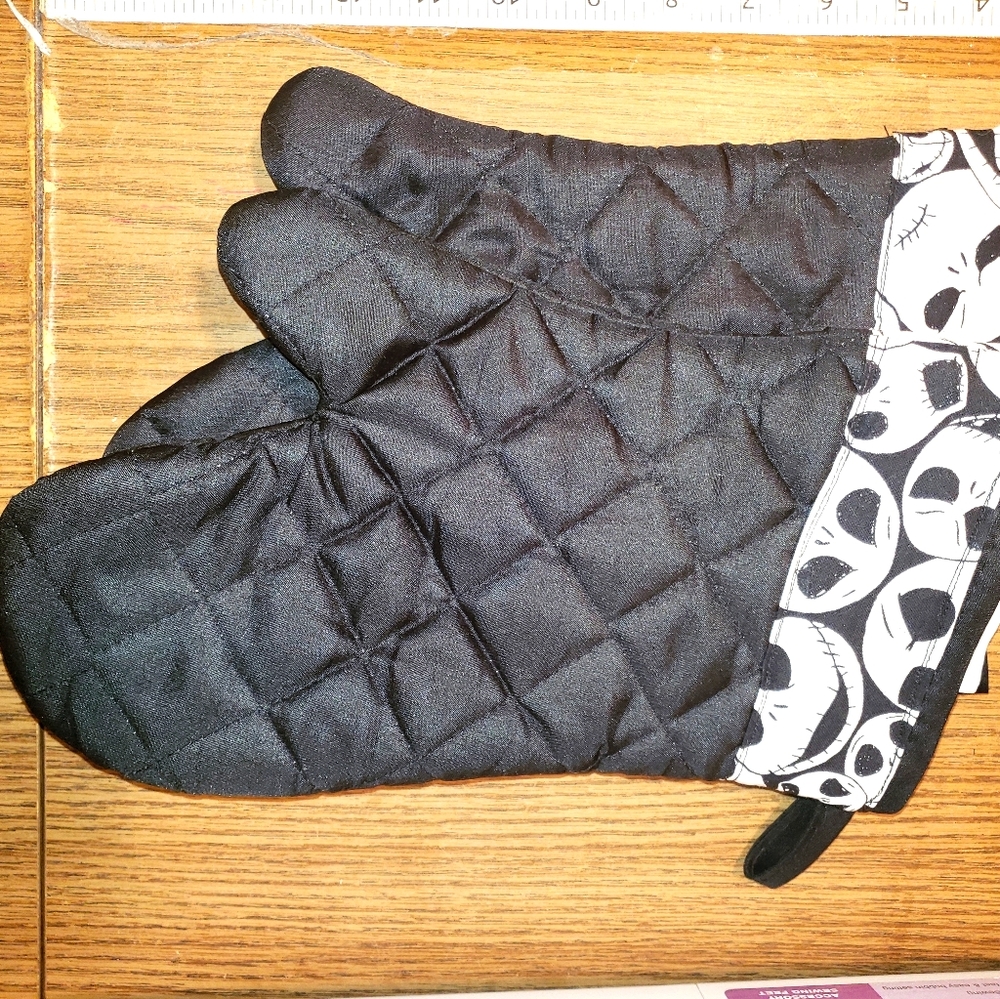 NBC 2pc Oven Mitt set. Packed Jack